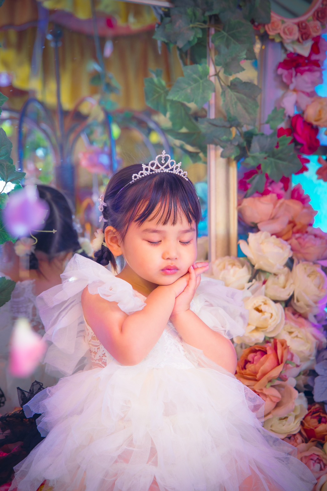 白いドレスとティアラを着用したお子様の撮影写真