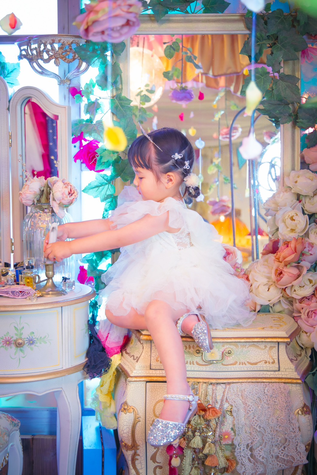 ドレッサーの前で撮影するお子様の写真