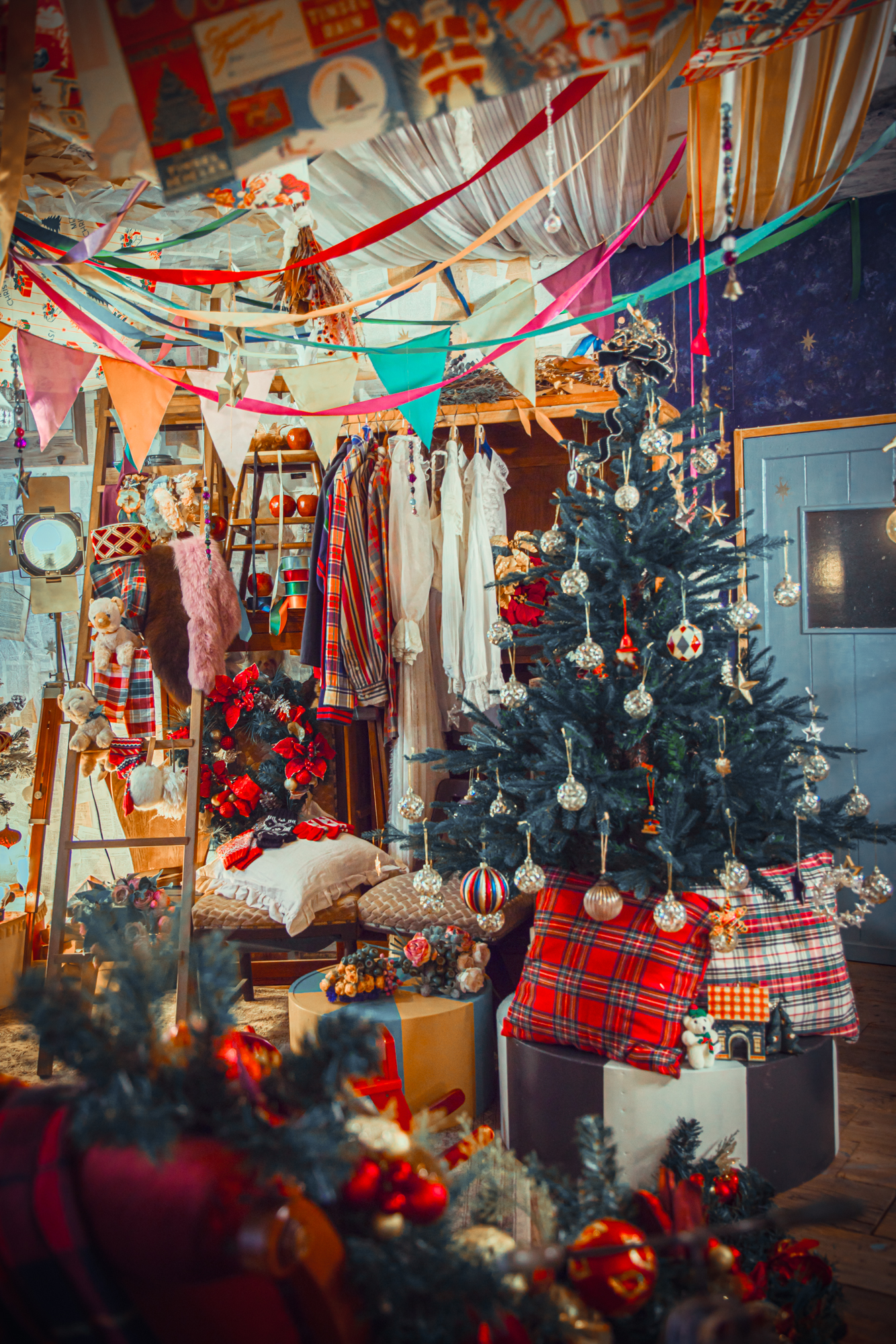 2026年のクリスマス内装。ガラスの飾りをつけたツリーと衣装棚