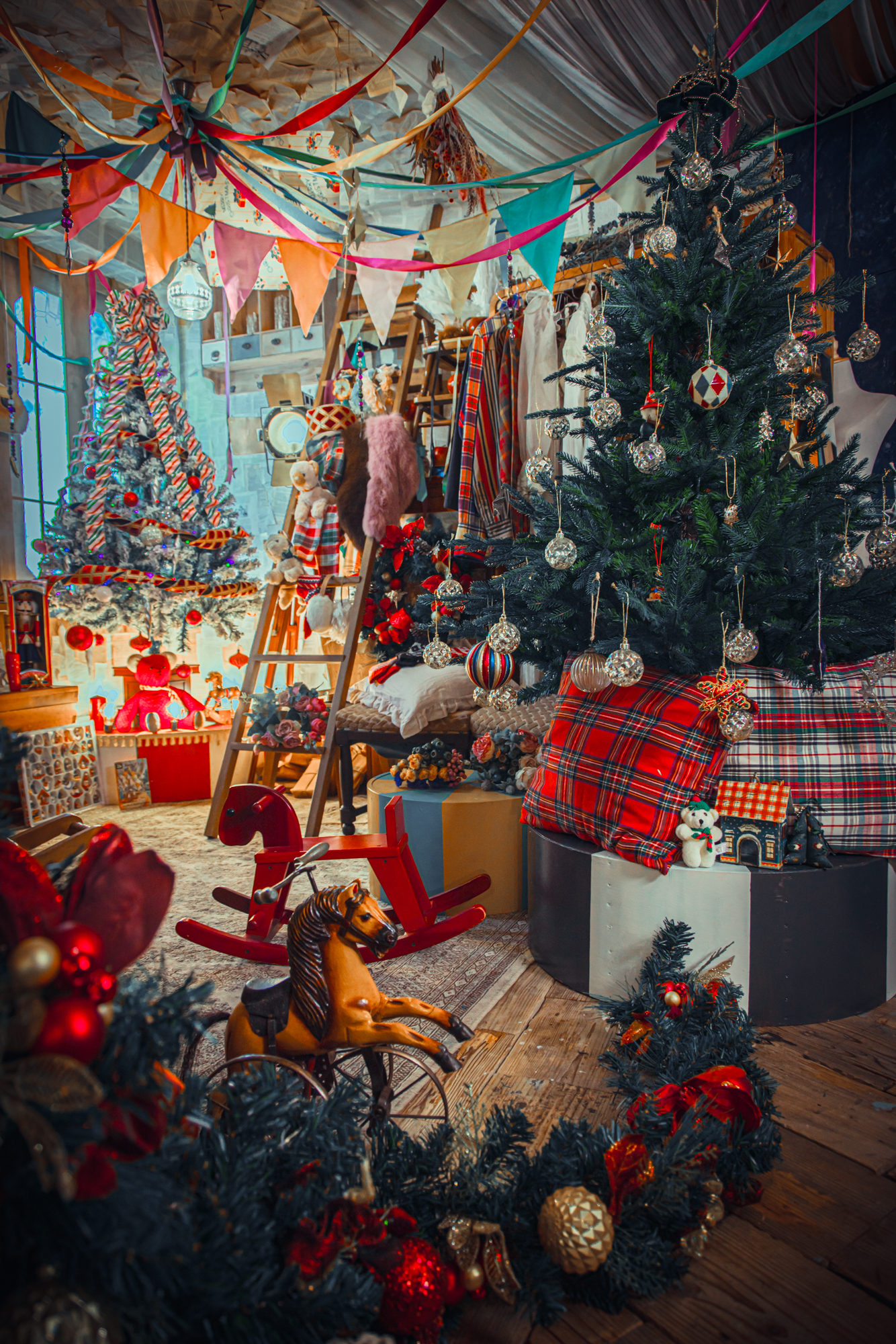 2026年のクリスマス内装。チェックのクッションと赤い木馬