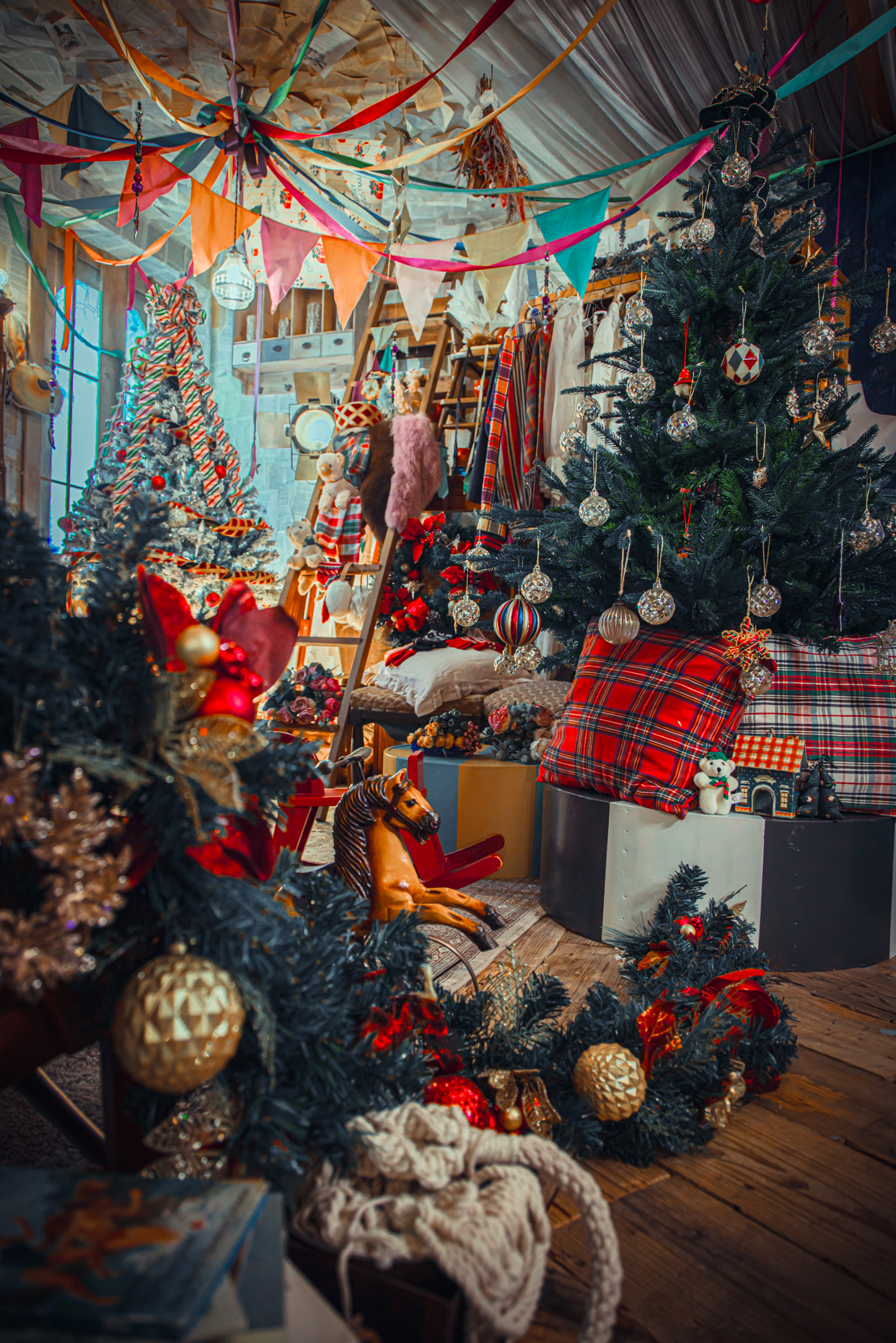 2026年のクリスマス内装。オーナメントと木馬に囲まれたツリー