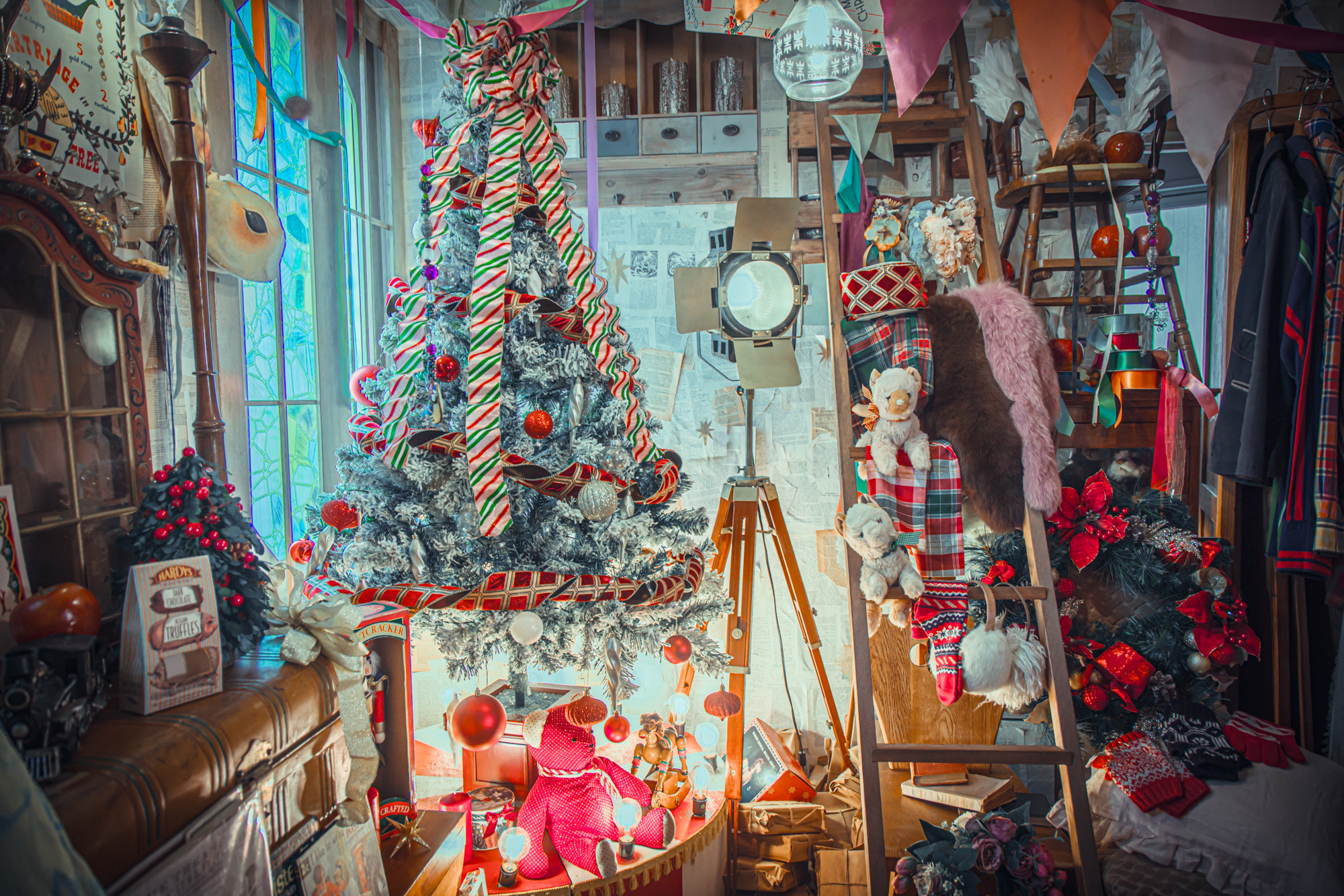 2026年のクリスマス内装。銀色のツリーとくまのぬいぐるみ、はしご