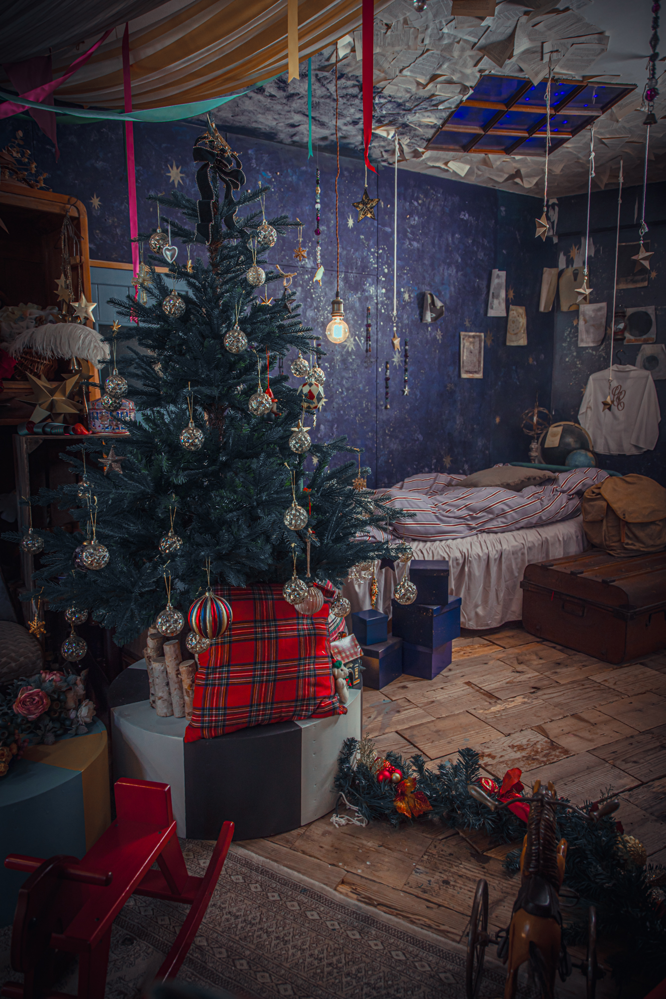 2026年のクリスマス内装。青い星の壁とベッドのある撮影スペース