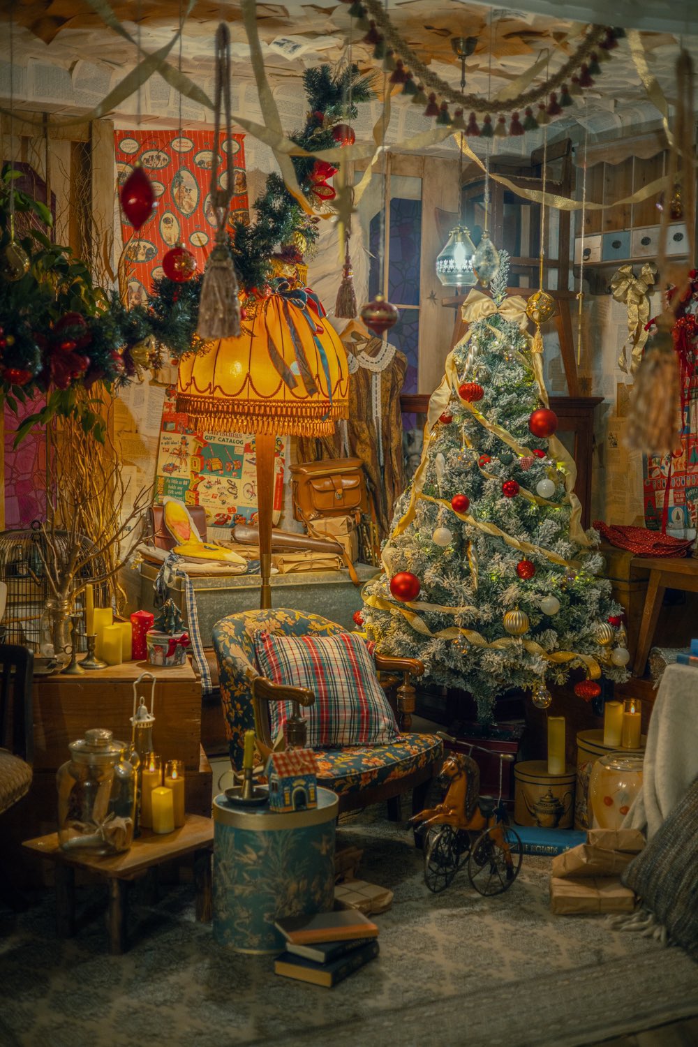 過去のクリスマス内装。古い家具とツリーを組み合わせた撮影セット